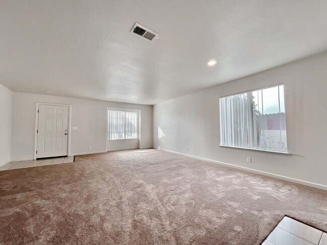 Building Photo - Large Hollister Home