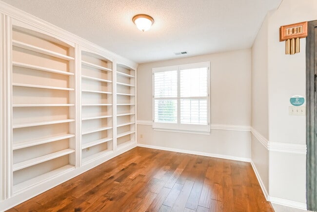 Building Photo - 95 Fairoaks Dr