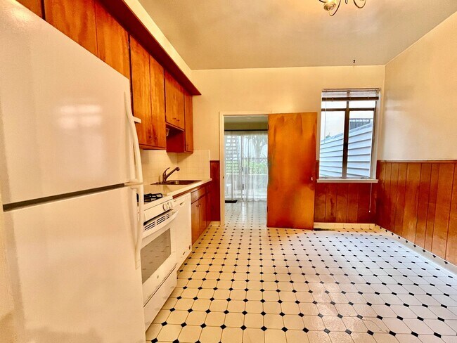 Foto del edificio - Prime Cow Hollow Location with Parking, Private Deck and Yard