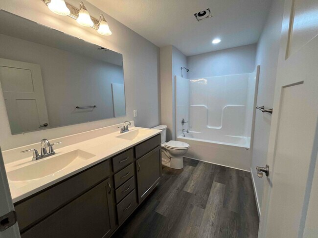 Foto del edificio - 2303 Lake Ave