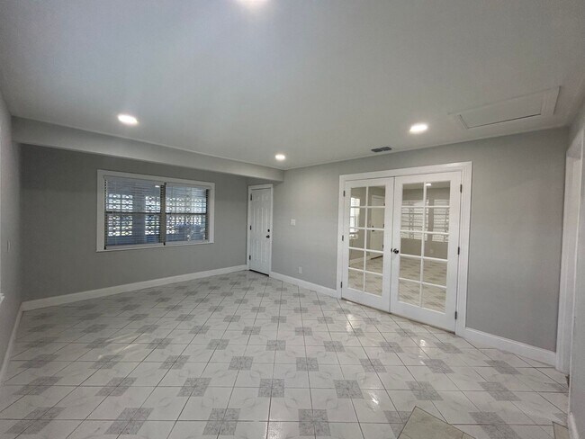Building Photo - Renovated 3 Bedroom, 2.5 Bath Single Famil...