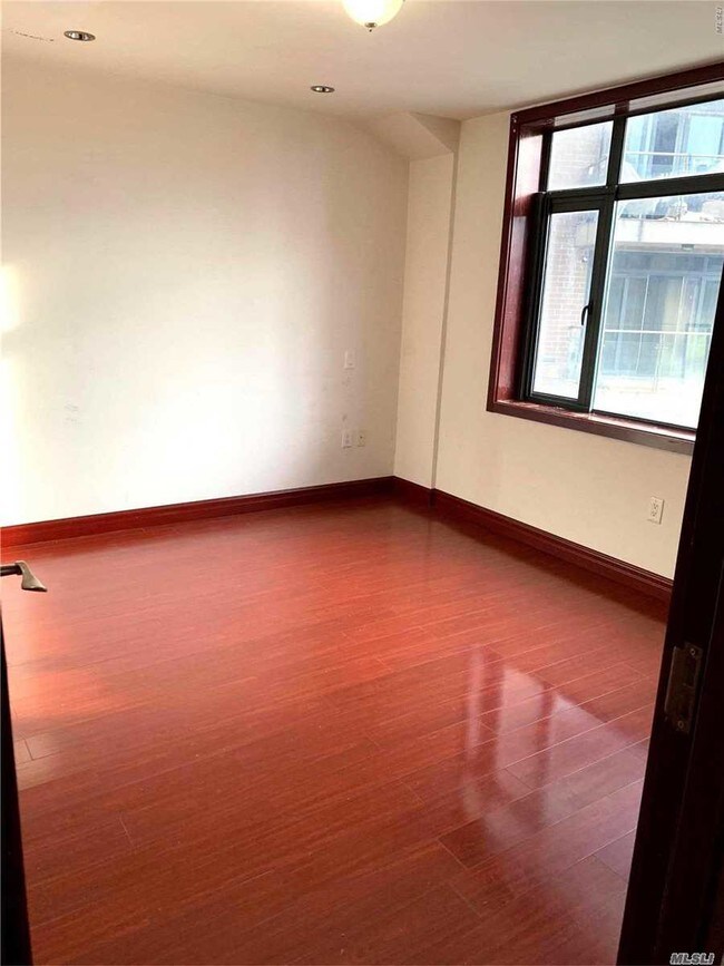 Foto del edificio - 132-29 Blossom Ave