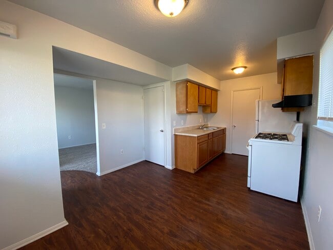 Building Photo - 2037 Vanderbilt Ct