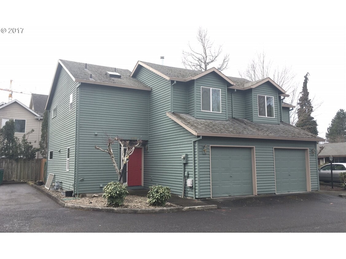 Building Photo - 520-522 SW 150th Ave