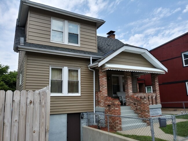 Building Photo - 807 7th Ave