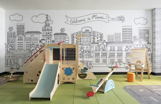 Interior Photo - Cascade Link at Douglas