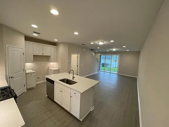Building Photo - 270 Brandon Lakes Dr