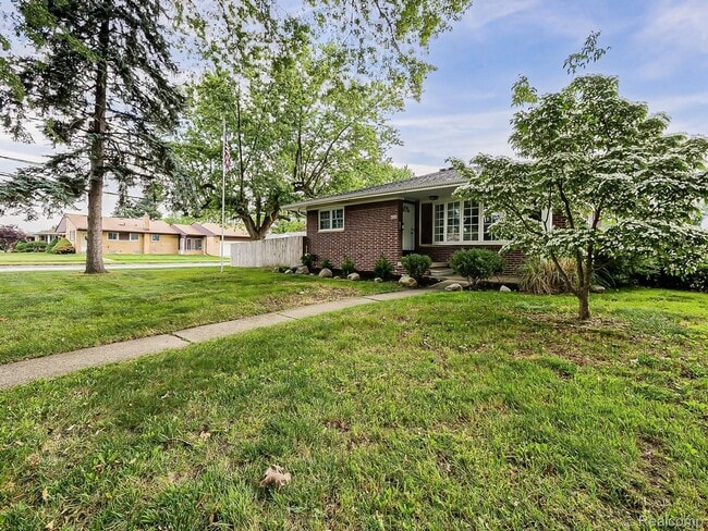 Building Photo - $2300 3 bed 2 bath bungalow