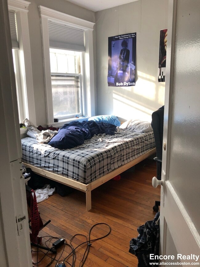 Building Photo - 447 Park Dr