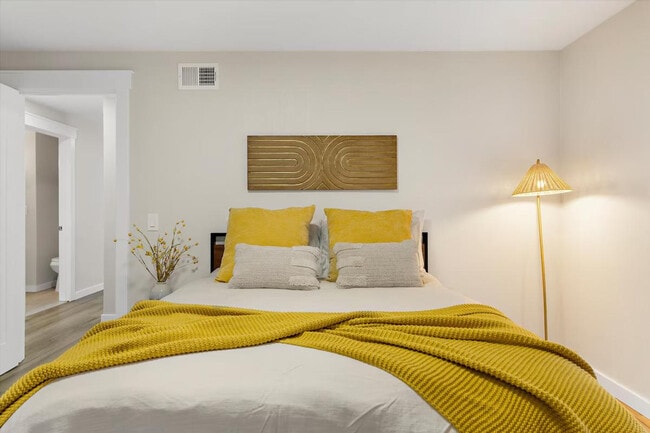 Building Photo - 2410 W Bruneau Pl