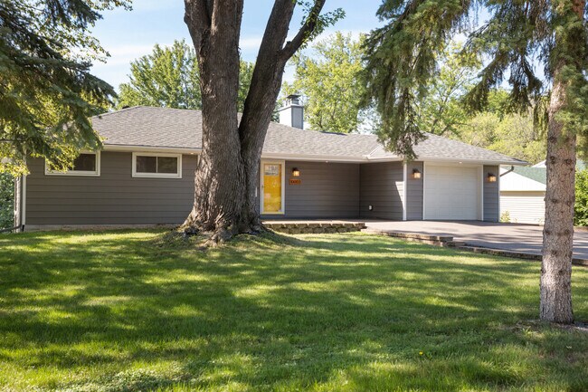 Building Photo - 10003 Crestridge Dr