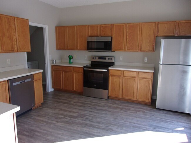 Foto del edificio - 3 Bedroom / 2.5 Bathroom with 2 car garage...