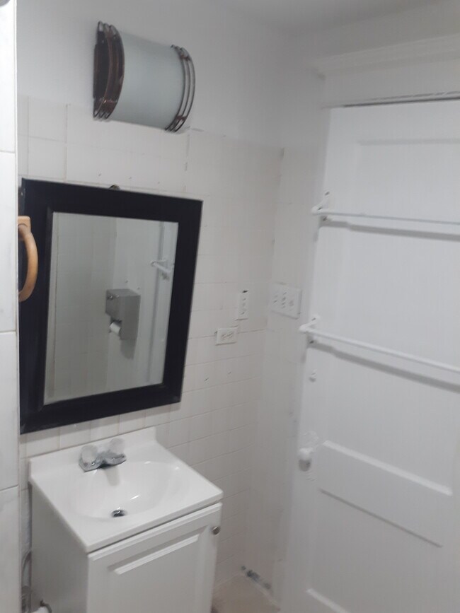 Bathroom/baño - 2649 S Trumbull Ave