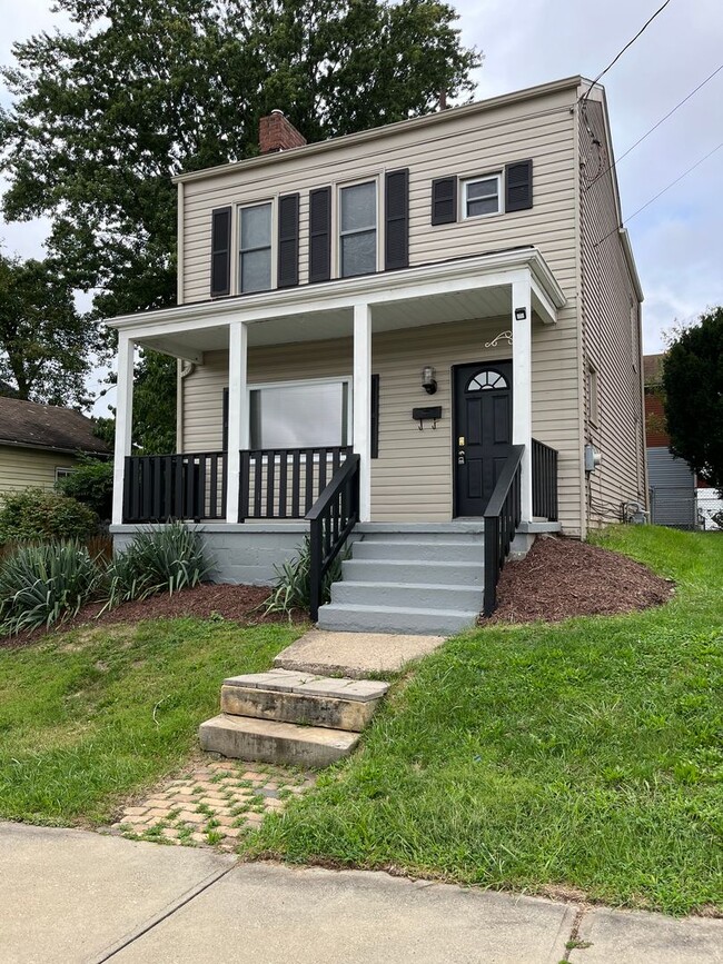 Building Photo - NEWLY RENOVATED 3 BR HOME/FENCED IN YARD