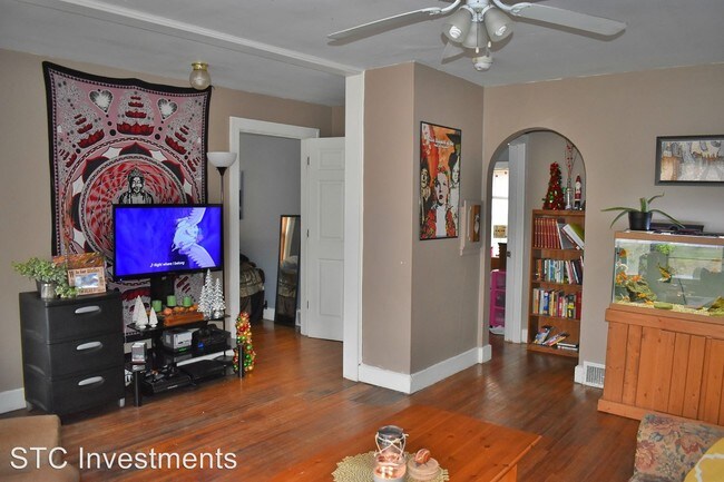 Building Photo - 3 br, 2 bath House - 408 W. Calhoun