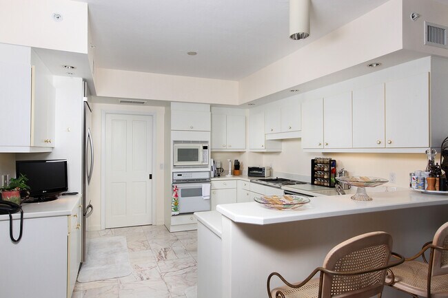 Foto del edificio - 8171 Bay Colony Dr