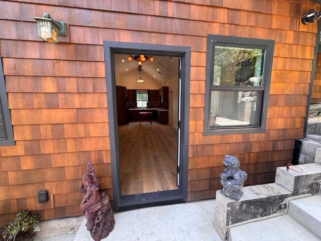 Building Photo - 2111 Hyperion Ave