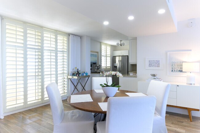 Foto del edificio - 132 Lakeshore Dr