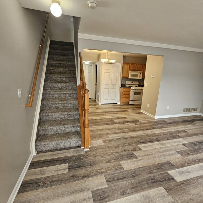 Foto del edificio - 2 Bedroom, 1.5 Bath Townhouse w/ Garage & Huge Master Bedroom. Full Sized Washer & Dryer In Unit.