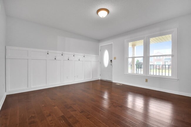 Building Photo - Pet Friendly Five Bedroom!