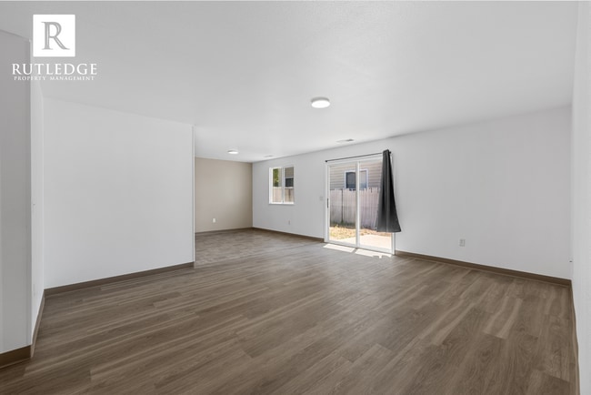 Building Photo - Central Point Duplex / Fenced Backyard / Off Street with 2 Car Garage