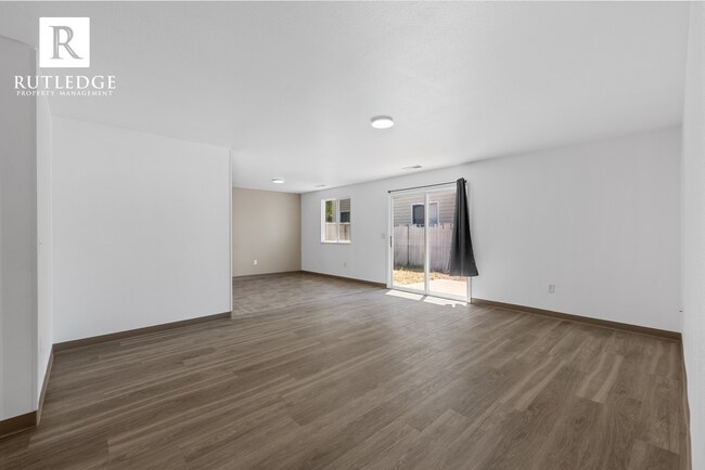 Foto del edificio - Central Point Duplex / Fenced Backyard / Off Street with 2 Car Garage