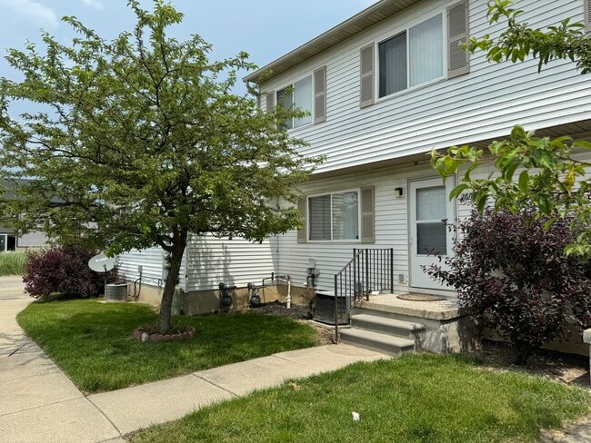Building Photo - 28187 Raleigh Crescent Dr