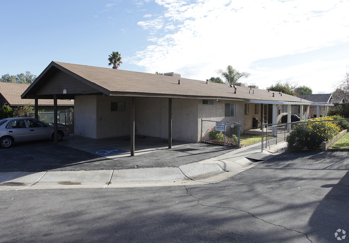 Primary Photo - 33056-33074 Adelfa St