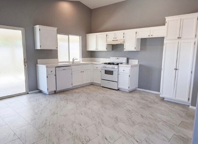 Foto del edificio - 13577 Monterey Way