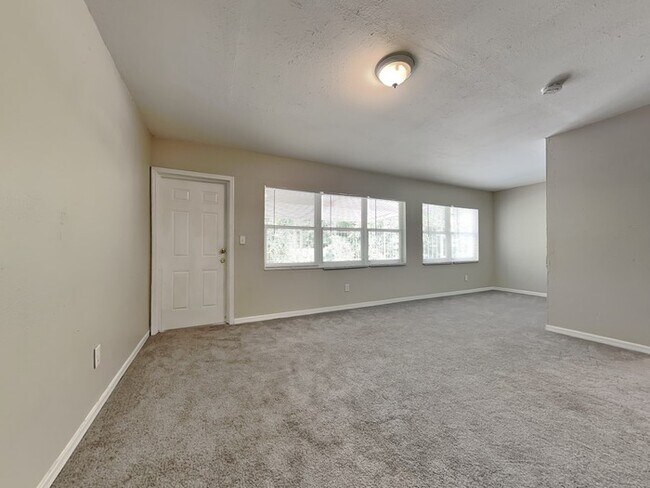 Foto del edificio - Wonderful 3/2 Home W/ Screened Lanai!
