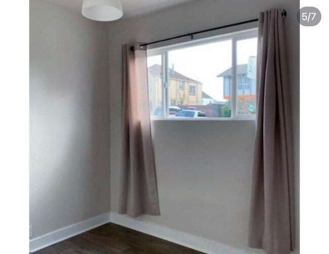 Room 1 - 446 Commercial Ave