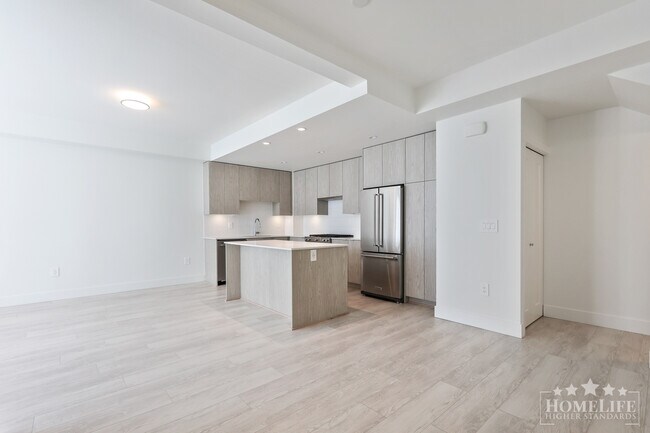 Photo du bâtiment - Modern 2-Bed + Den Townhome with Rooftop P...