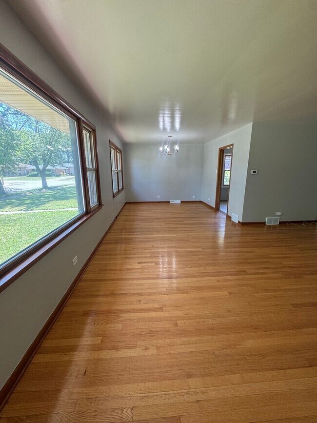 Foto del edificio - Beautiful 3-bedroom house for Rent AVAILAB...