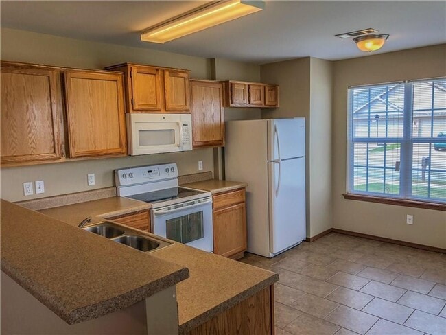 Building Photo - 211 Foxglove St