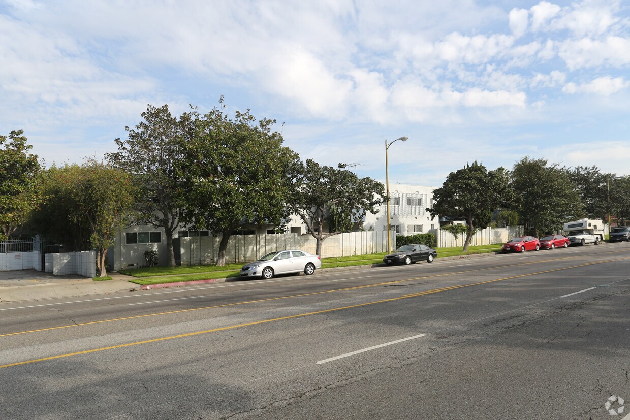 Building Photo - Queensland Manor South