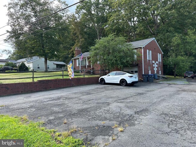 Foto del edificio - 8416 Rugby Rd