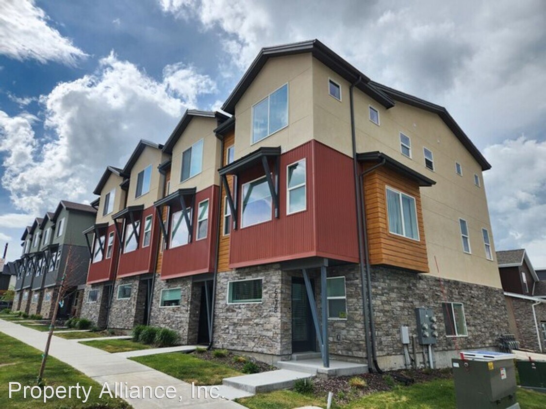 Primary Photo - 2 br, 2.5 bath House - 6688 N. Silver Cree...