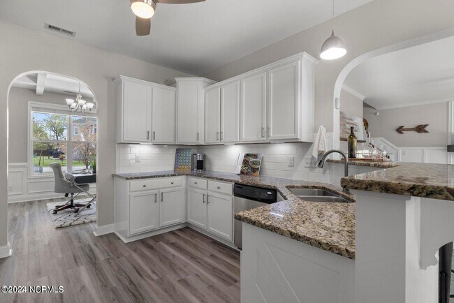 Building Photo - 204 N Brig Dr