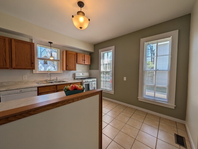 Kitchen - 330 Henry Ave SE