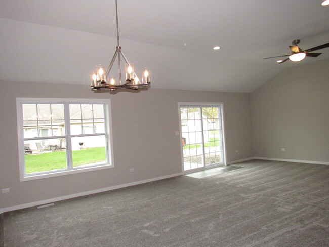 Building Photo - 902 W Bergera Rd