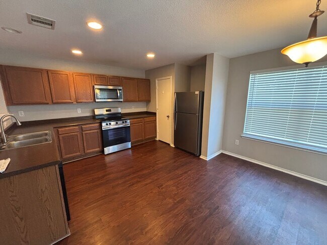 Building Photo - Spacious 3-Bedroom Home with Bonus Office ...