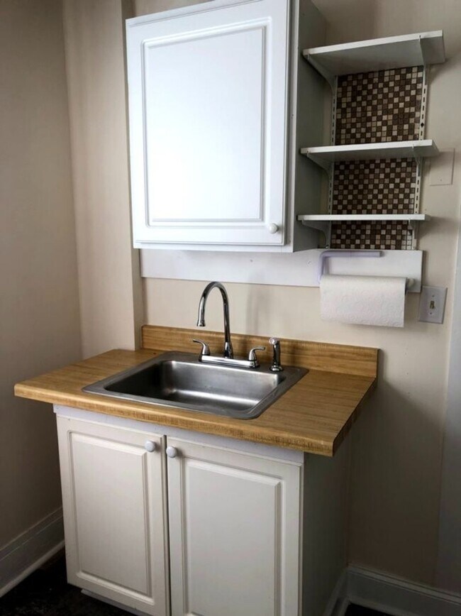Building Photo - Studio apartment in Historical Burlington