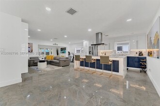 Building Photo - 9530 Jamaica Dr