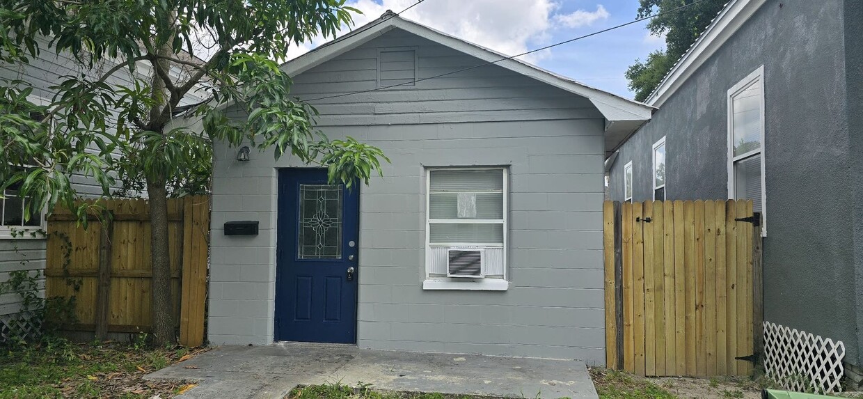 Foto principal - 2 bedroom/1 bathroom Single family Ybor Home