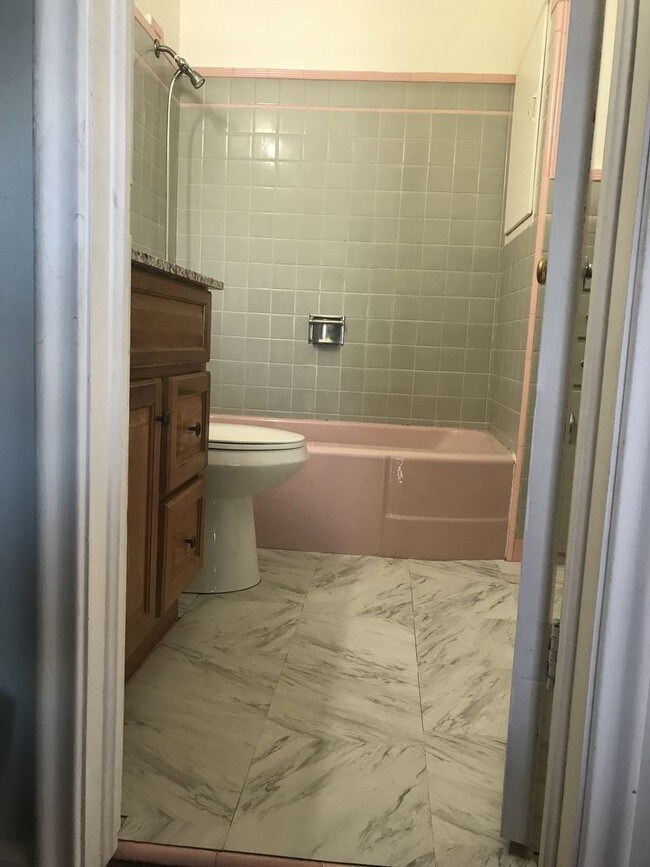 Foto del edificio - 1901 E Hillcrest Ave