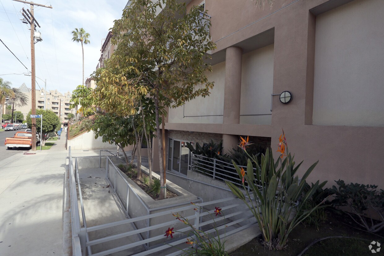 Foto del edificio - 980 S Oxford Ave
