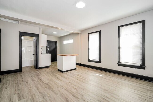 Building Photo - 98-100 N Hague Ave