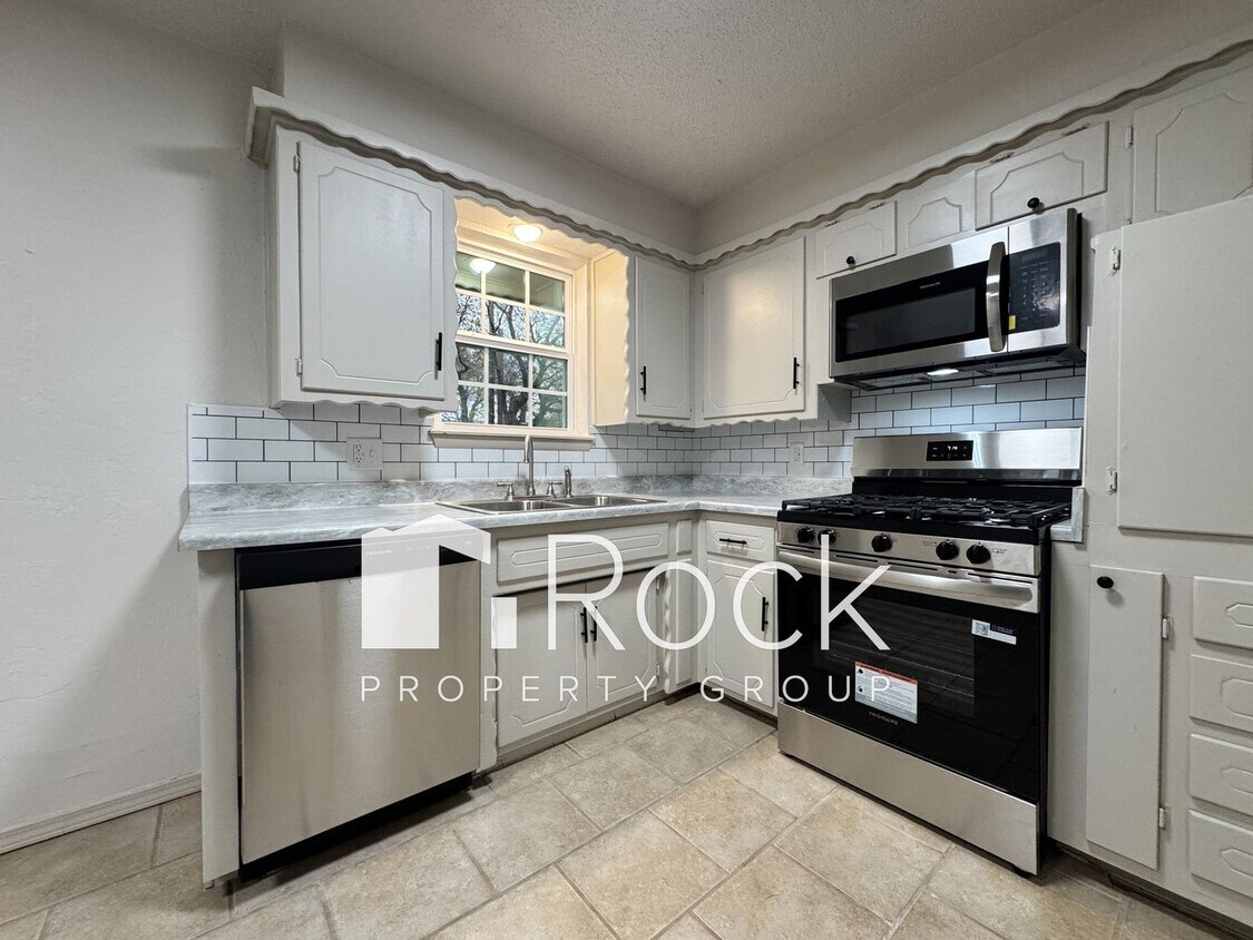 Foto principal - Beautifully Remodeled 3 Bed/1.5 Bath Home in Moore with 1-Car Garage