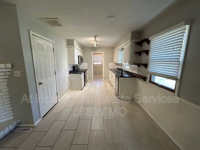 Building Photo - 818 N Patterson Ave