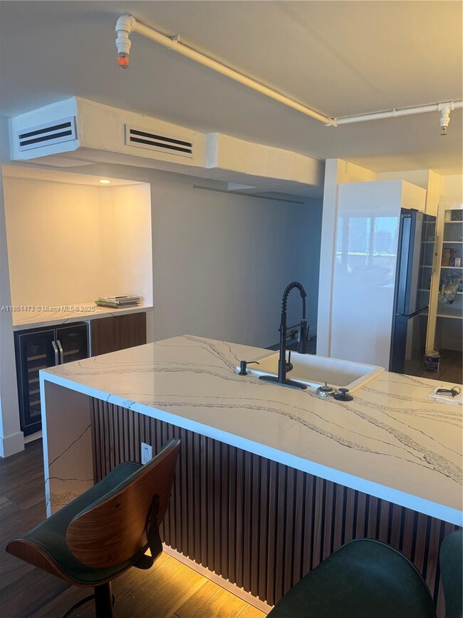 Foto del edificio - 1717 N Bayshore Dr